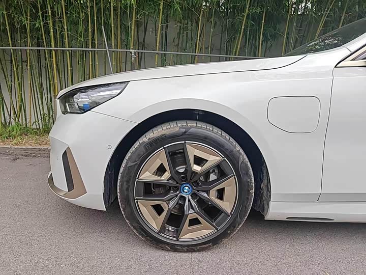 Фото 7 - BMW i5