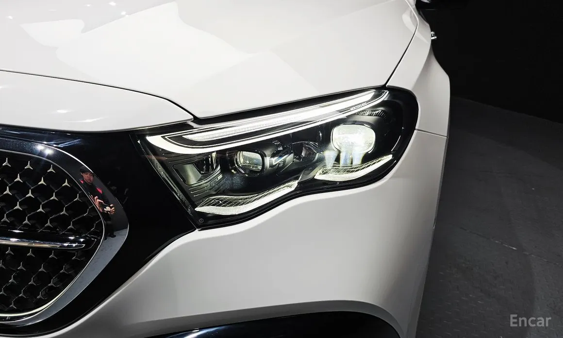 Photo 22 - Mercedes-Benz E-Class