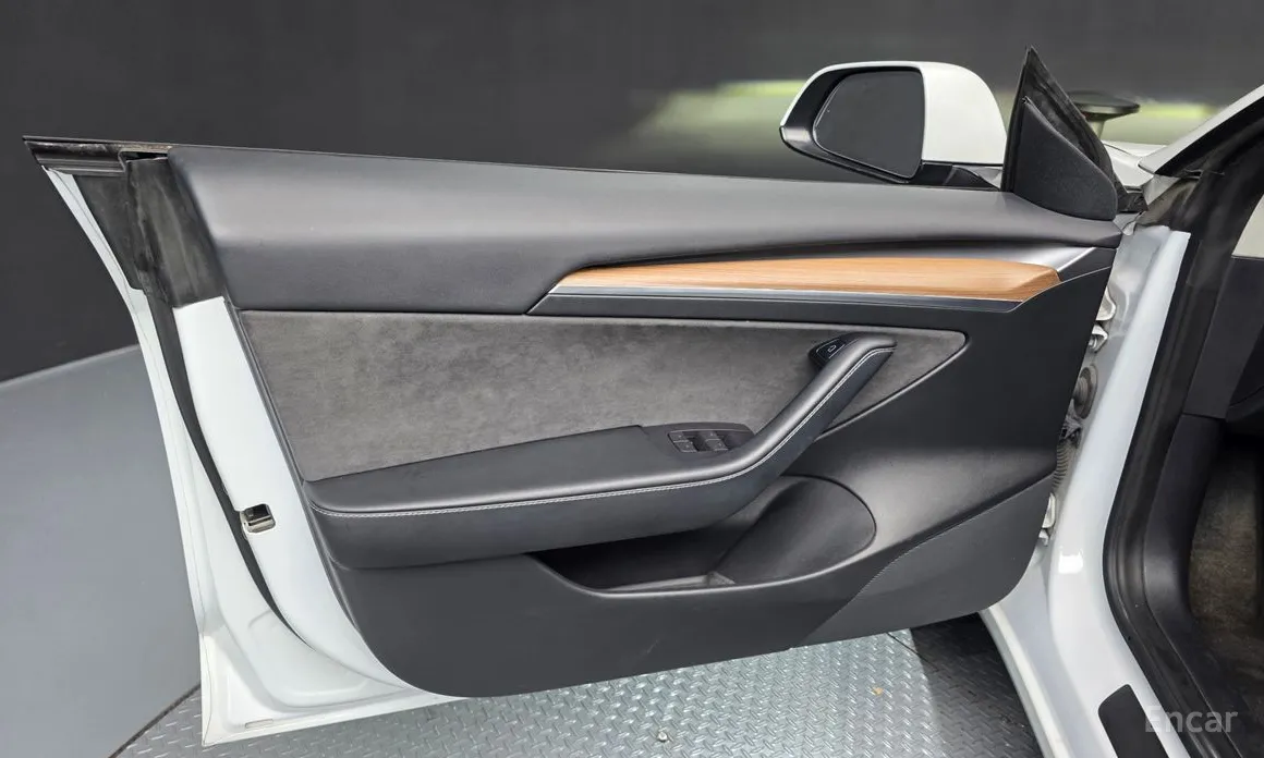 Photo 24 - Tesla Model 3