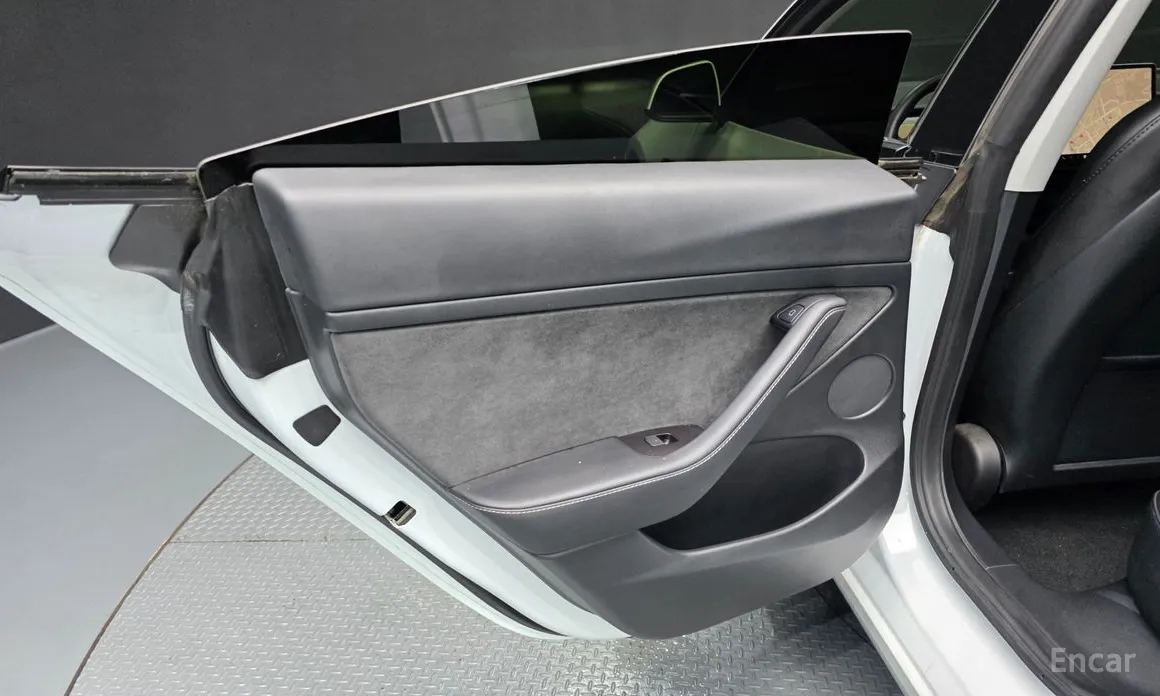 Photo 25 - Tesla Model 3
