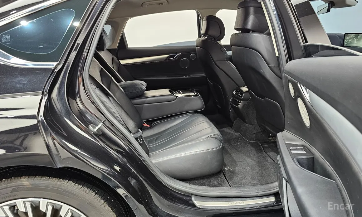 Photo 11 - Genesis G80
