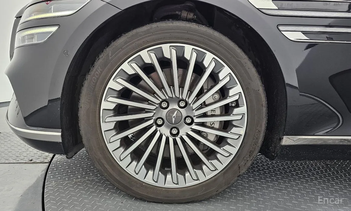 Photo 5 - Genesis G80