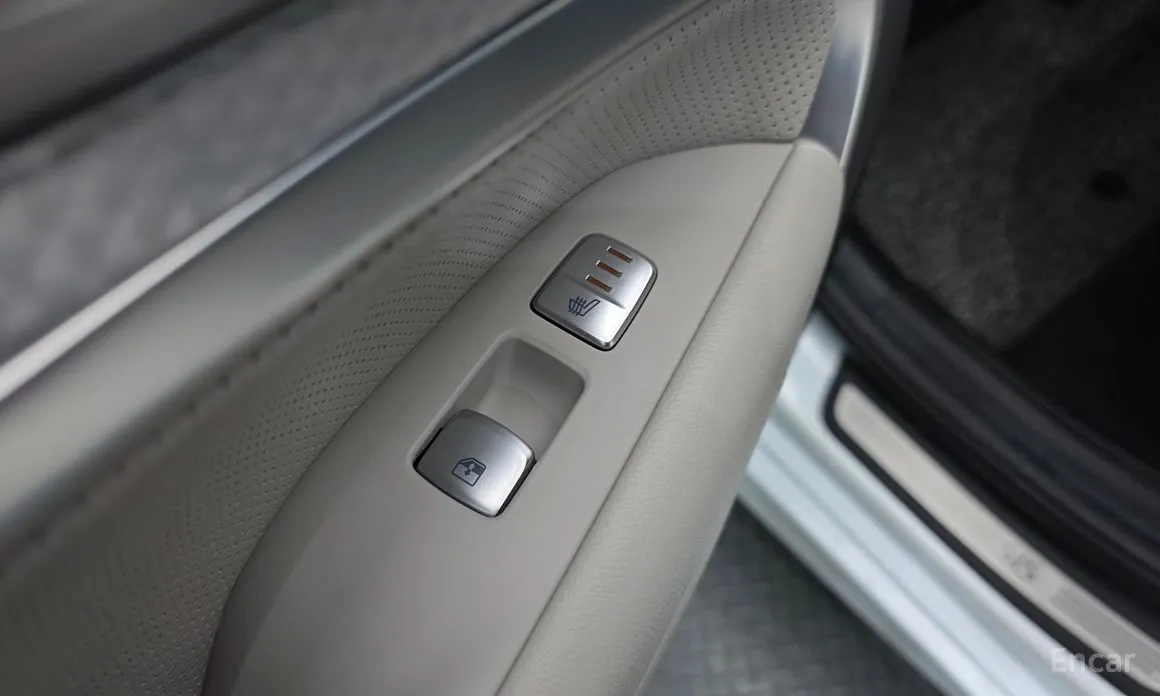 Photo 17 - Genesis G70