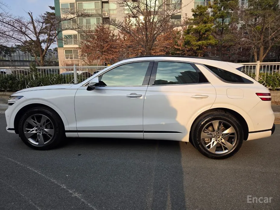 Фото 2 - Genesis GV70
