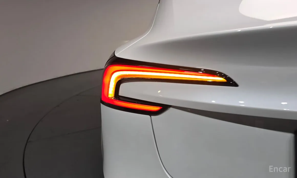 Photo 23 - Tesla Model 3