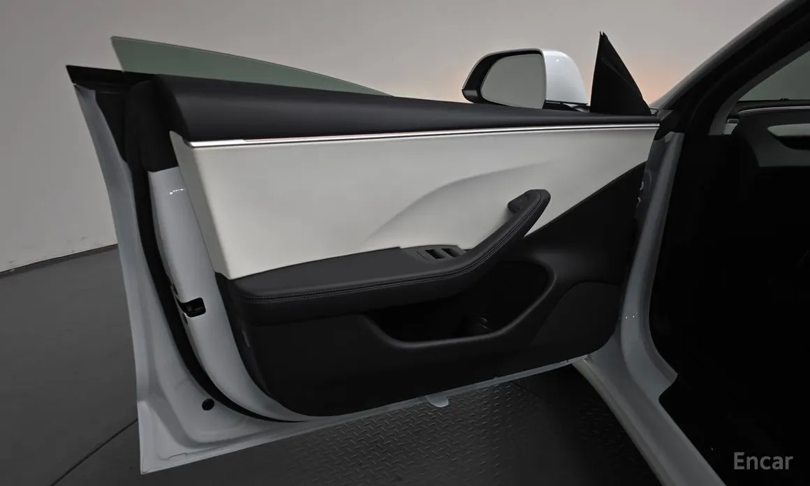 Photo 24 - Tesla Model 3