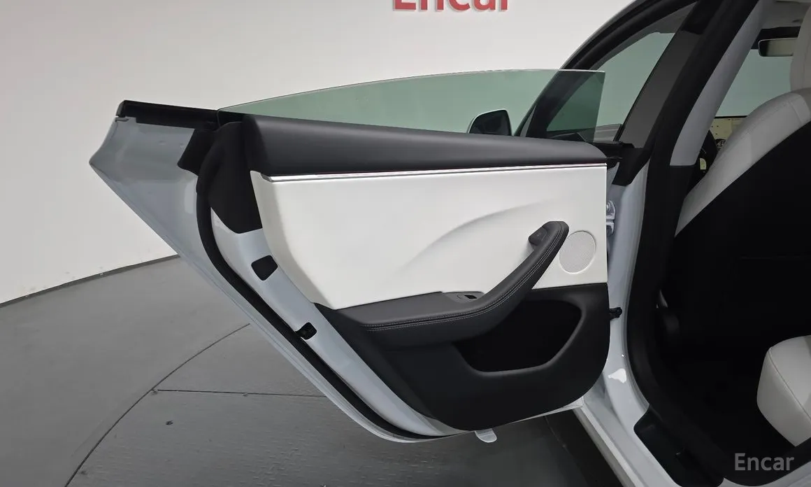 Photo 25 - Tesla Model 3