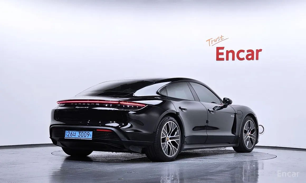 Фото 2 - Porsche Taycan
