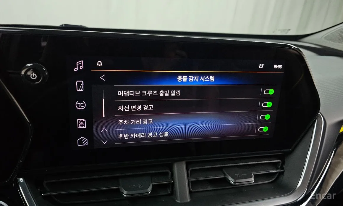 Photo 12 - Chevrolet Trax