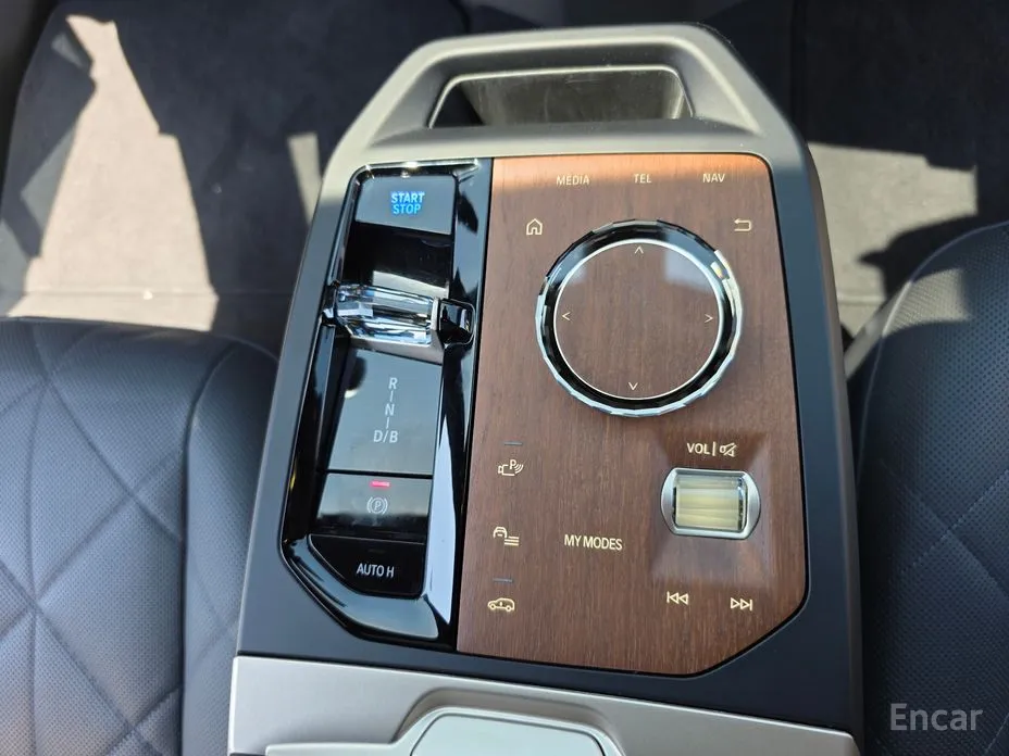 Photo 10 - BMW iX