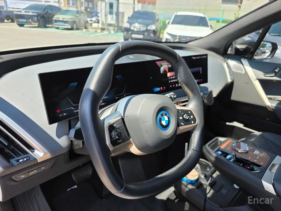 Photo 12 - BMW iX