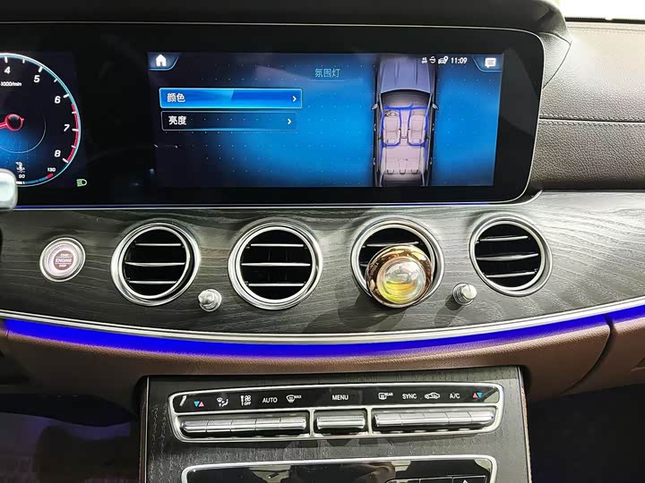 Фото 10 - Mercedes-Benz E-Class