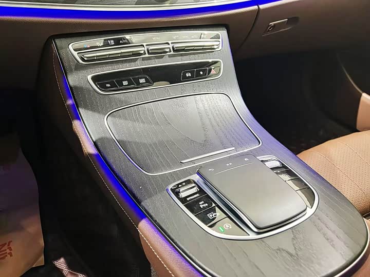 Фото 11 - Mercedes-Benz E-Class