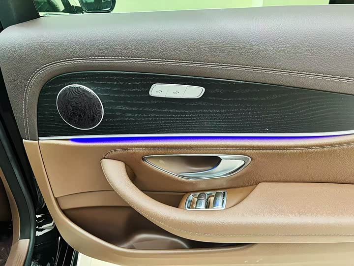 Фото 17 - Mercedes-Benz E-Class