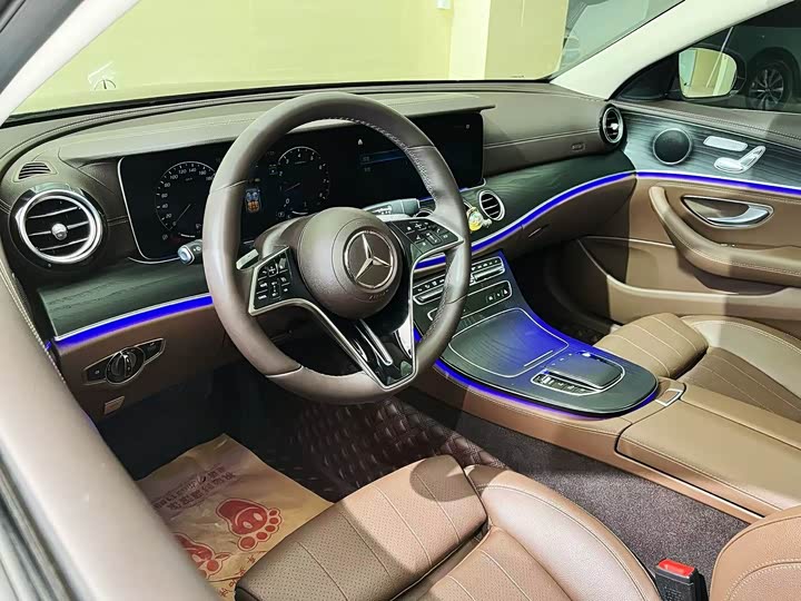 Фото 19 - Mercedes-Benz E-Class