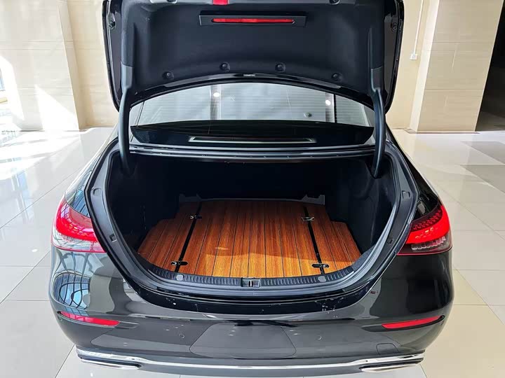 Фото 20 - Mercedes-Benz E-Class