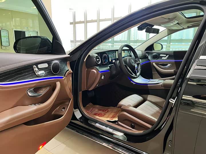 Фото 4 - Mercedes-Benz E-Class