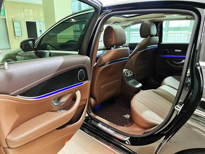 Фото 5 - Mercedes-Benz E-Class