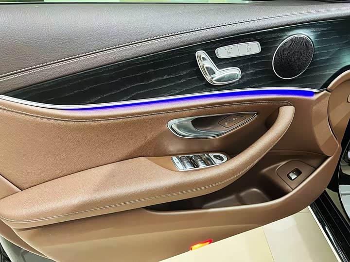 Фото 7 - Mercedes-Benz E-Class