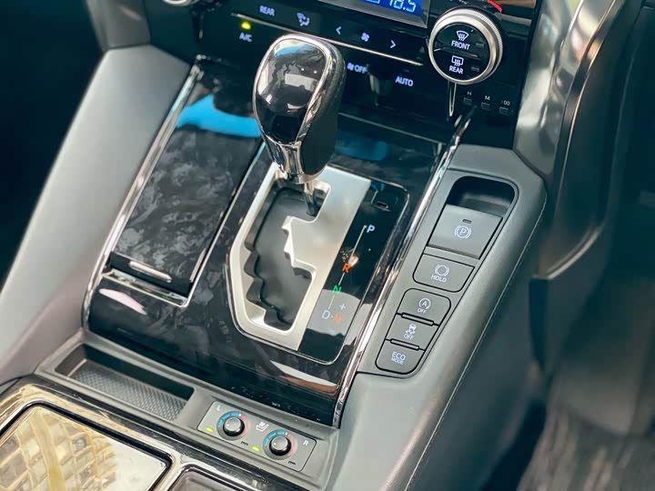 Фото 10 - Toyota Vellfire