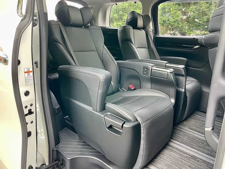 Фото 8 - Toyota Vellfire