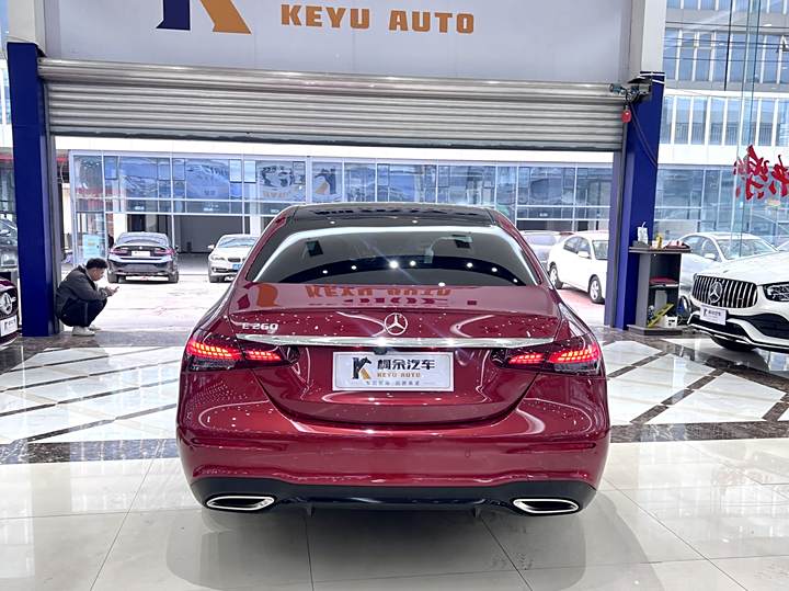 Фото 12 - Mercedes-Benz E-Class