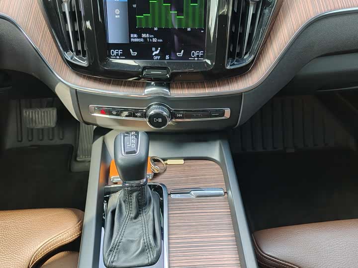 Фото 11 - Volvo XC60