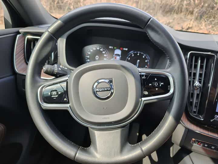 Фото 12 - Volvo XC60