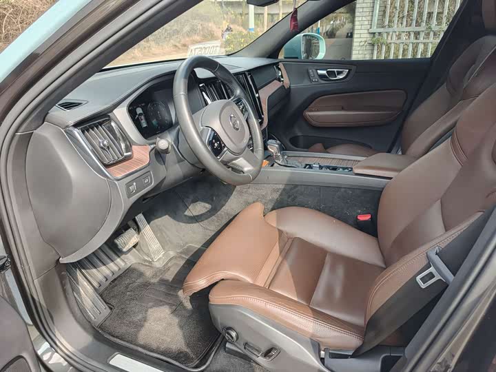 Фото 8 - Volvo XC60