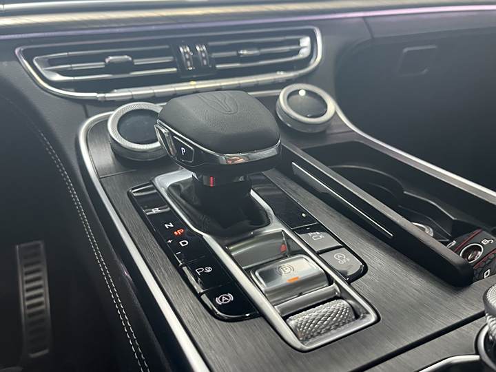 Фото 17 - Hongqi H9