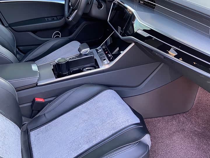 Фото 8 - Audi A6L