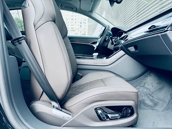 Фото 10 - Audi A8