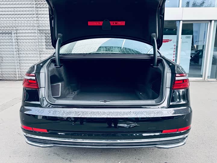 Фото 16 - Audi A8