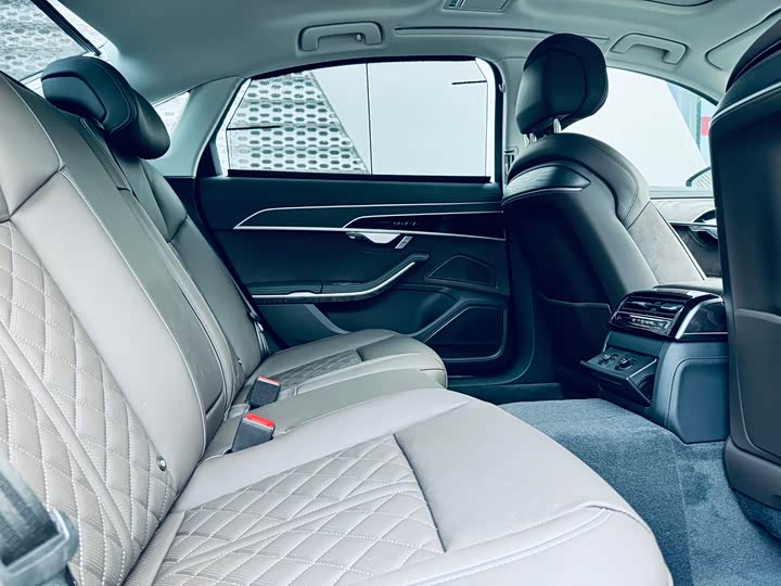 Фото 8 - Audi A8