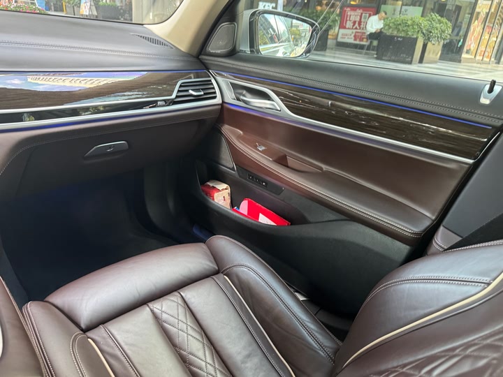 Фото 10 - BMW 7 Series