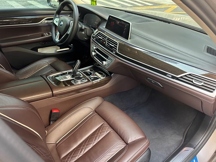 Фото 11 - BMW 7 Series