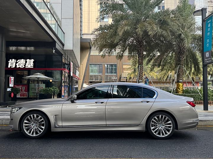 Фото 14 - BMW 7 Series