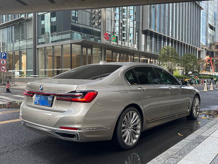 Фото 16 - BMW 7 Series