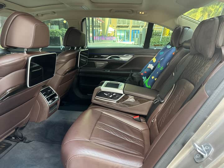 Фото 5 - BMW 7 Series