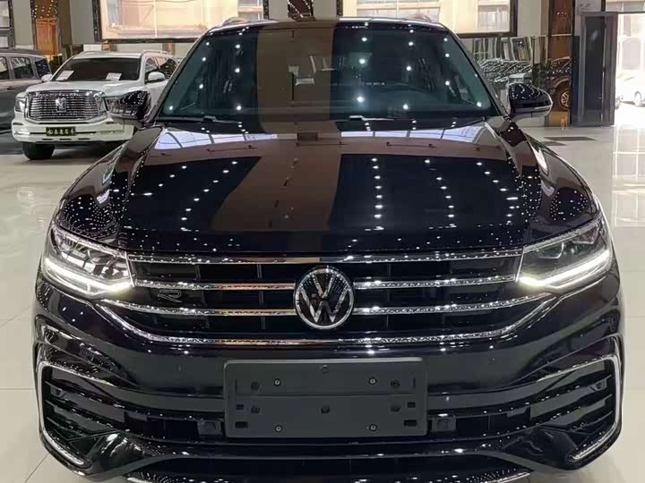 Фото 2 - Volkswagen Tiguan L Pro