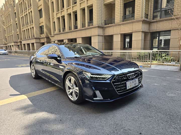 Фото 2 - Audi A7L