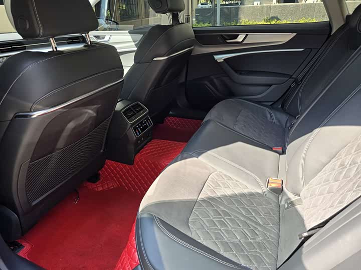 Фото 6 - Audi A7L