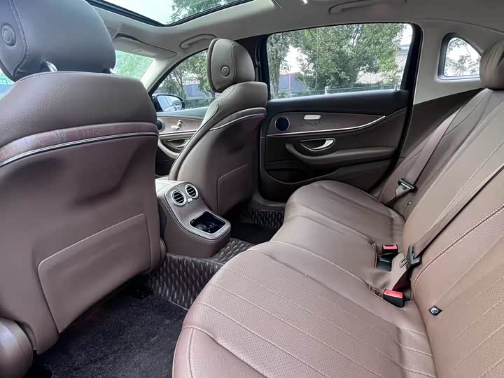 Фото 7 - Mercedes-Benz E-Class