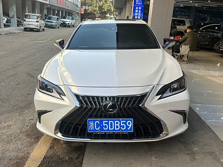 Фото 2 - Lexus ES
