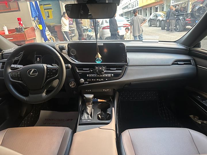 Фото 4 - Lexus ES