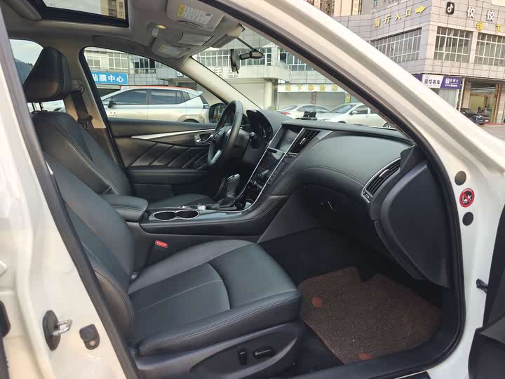 Фото 11 - Infiniti Q50L