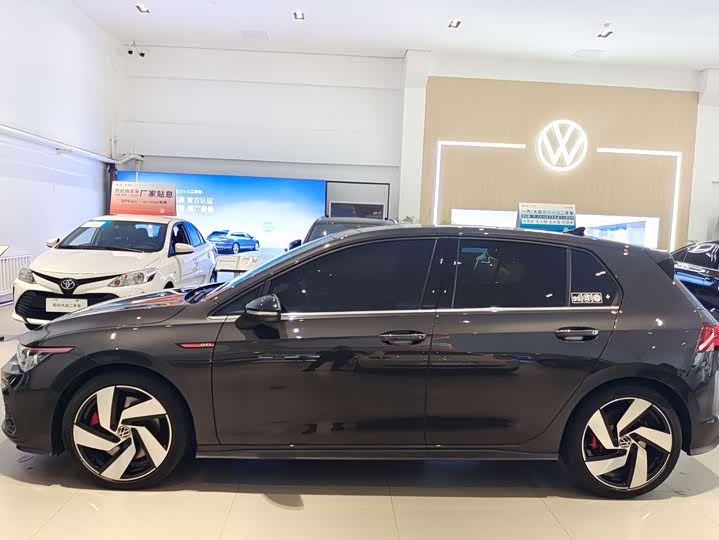 Фото 3 - Volkswagen Golf GTI