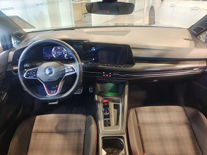 Фото 6 - Volkswagen Golf GTI