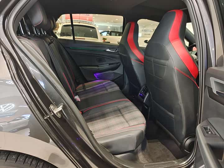 Фото 9 - Volkswagen Golf GTI