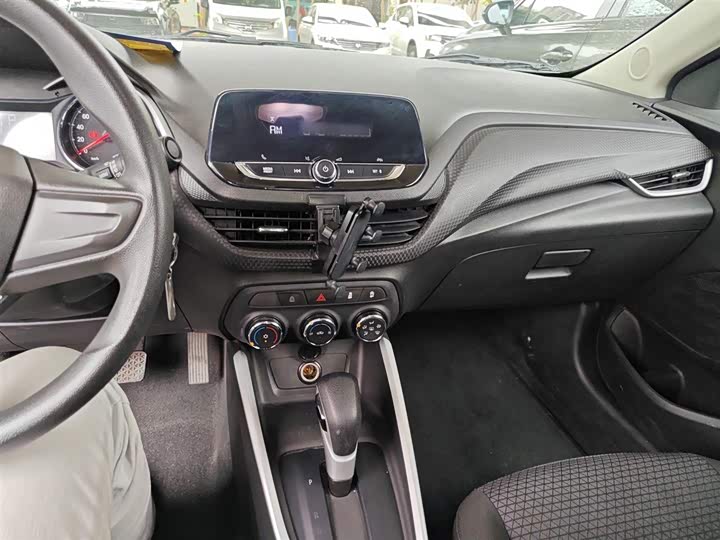 Фото 10 - Chevrolet Onix (Cavalier)